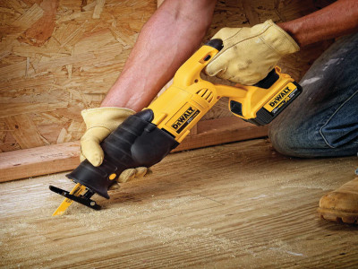 En tigersåg i arbete av märket dewalt