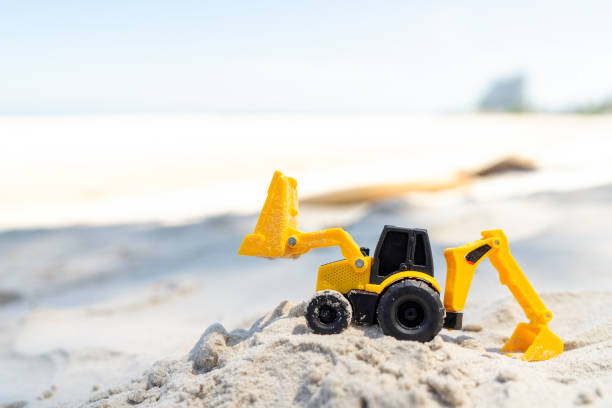 Leksaks grävmaskin på stranden
