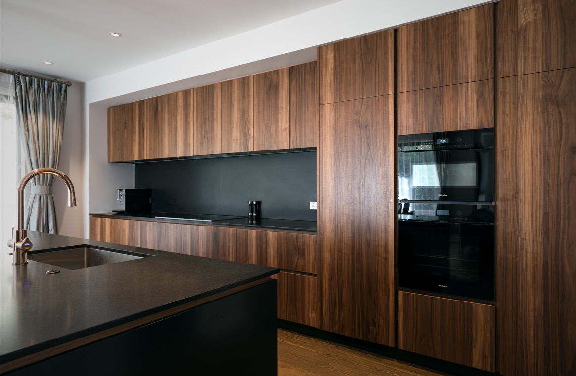 Brunbetsat kök i modern stil